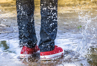 下雨鞋子淋湿仍穿整天 隔天发烧40度险丧命