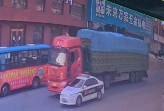 半挂车为逃避追查侧翻： 执法车掉头驶离未施救