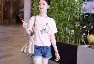 离婚后的左小青放飞自我!衬衫不配半身裙才更高级时髦