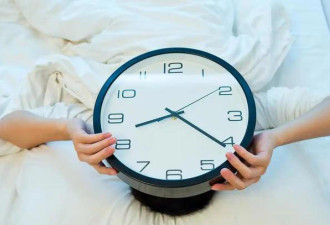 不少人被8小时睡眠论忽悠了 其实…