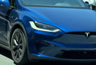 新款特斯拉Model X 采用方向盘转向灯按键设计