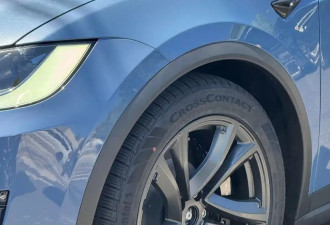 新款特斯拉Model X 采用方向盘转向灯按键设计