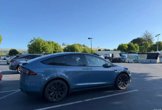 新款特斯拉Model X 采用方向盘转向灯按键设计