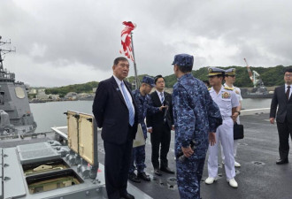 日首相视察海自 提高自卫队人员待遇