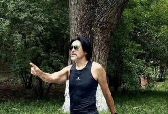 周润发外出跑步，在中环码头休息，帮民众按摩