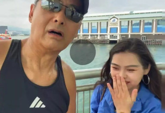 周润发外出跑步，在中环码头休息，帮民众按摩