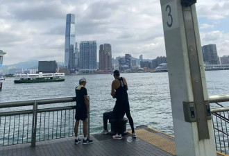 周润发外出跑步，在中环码头休息，帮民众按摩
