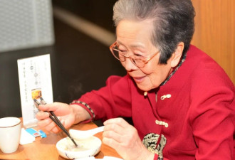 不想老了躺床上让人喂 现在就得这么做