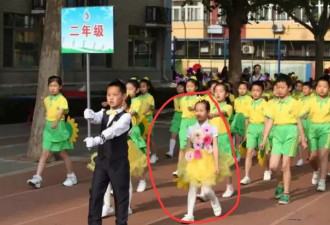 朱媛媛参加女儿入队照片被扒,本本好优秀,从小...
