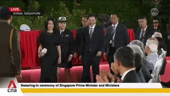新加坡总理就职，却被金融女老婆“抢镜”！拎Longchamp帆布袋亲民～
