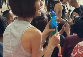 54岁鲁豫新加坡素颜看演唱会 胖了后气质变好了