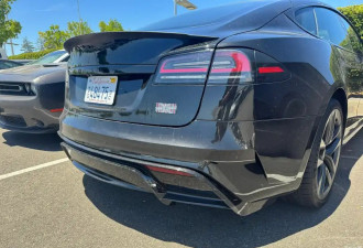 新款特斯拉Model S Plaid实车 依旧采用屏幕换挡