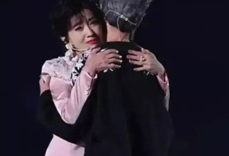 赵雅芝演唱会上爆哭：感谢你们让白娘子活了三十年