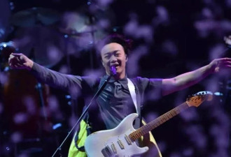 陈奕迅演唱会中途出意外，爆咳不止暂时停止表演