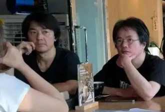 57岁郑伊健路边摊被偶遇，素面朝天气质沉稳，发型30年不变！