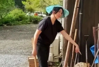 57岁郑伊健路边摊被偶遇，素面朝天气质沉稳，发型30年不变！