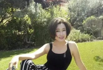 刘晓庆夏日清凉穿搭：背心+条纹裤，减龄又时尚，74岁美得像34岁