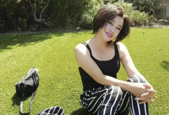 刘晓庆夏日清凉穿搭：背心+条纹裤，减龄又时尚，74岁美得像34岁