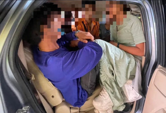 移工非法偷渡 10男女“肉体交叠”塞爆小汽车！