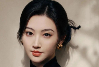 景甜穿黑色旗袍生图刷屏！36岁状态不输司藤时期，被赞“国泰民安脸”天花板
