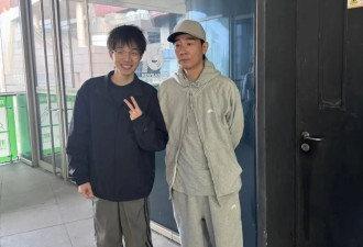 58岁陈小春近照曝光，穿运动套装学唱歌，青春活力像38岁