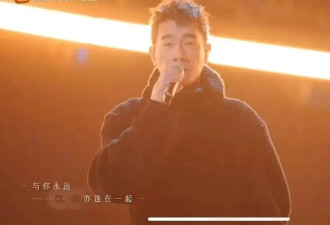 58岁陈小春近照曝光，穿运动套装学唱歌，青春活力像38岁