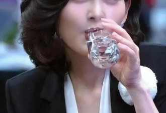 55岁韩国女首富李富真优雅又得体！裙过膝、不带金，清冷又孤傲