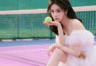 洞洞鞋被打工人穿成四季必备，“鼻祖”Crocs却急了