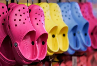 洞洞鞋被打工人穿成四季必备，“鼻祖”Crocs却急了