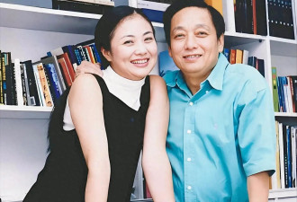 她是知名编剧,是韩美林的第四任妻子,54岁再做妈