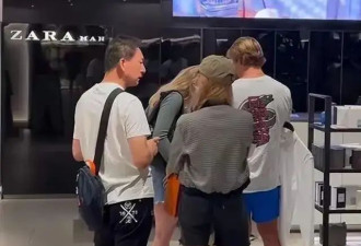 郑爽美国逛街被偶遇 染黄发穿短裤风格变样 自曝当导演拍复仇剧！
