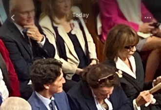 杜鲁多欢迎国王时这样穿 网友狂吐槽！