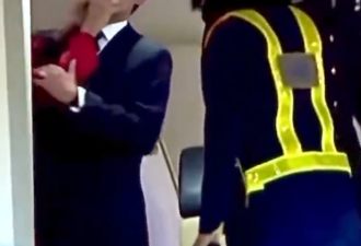 画面疯传：妻子突然一个动作 马克龙太尴尬…