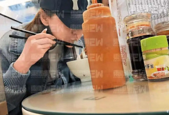 杨颖被经纪人当街训骂照曝光！自费租房面试找工作，吃地摊无人识