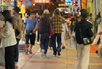 杨颖被经纪人当街训骂照曝光！自费租房面试找工作，吃地摊无人识