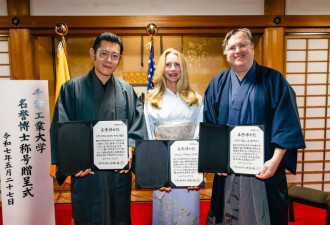 61岁乔布斯遗孀现身 穿和服领“博士”学位证