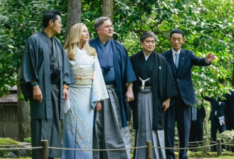 61岁乔布斯遗孀现身 穿和服领“博士”学位证