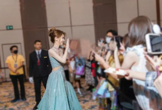 Angelababy与闺蜜香港逛街！穿露脐装赘肉明显