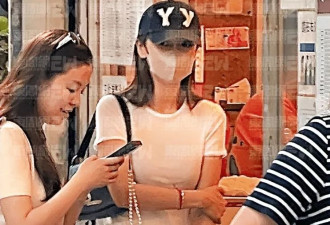 Angelababy与闺蜜香港逛街！穿露脐装赘肉明显