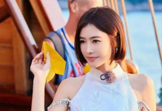 秦岚的新中式穿搭太美了，穿旗袍大秀好身材，一点不像46岁