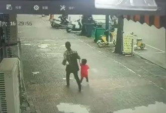 实拍：女人贩子光天化日当街抢孩子 家长急追…