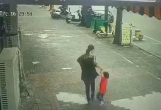 实拍：女人贩子光天化日当街抢孩子 家长急追…
