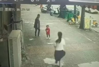 实拍：女人贩子光天化日当街抢孩子 家长急追…
