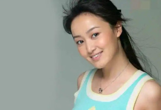 她24岁主持春晚传两个男人为她离婚 如今49岁...