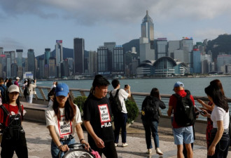 中国内地游客蜂拥而至 香港却笑不出来的缘由