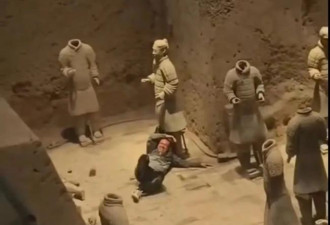 兵马俑被砸坏画面曝 男竟跳下俑坑“战秦兵”