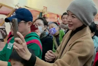 51岁董卿和儿子同台朗诵，穿白裙主持人仪态十足，儿子拘谨不像她
