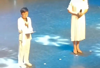 51岁董卿和儿子同台朗诵，穿白裙主持人仪态十足，儿子拘谨不像她