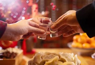 男子聚餐饮酒后身亡，同桌人被索赔77万