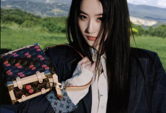 刘亦菲去阿布扎比：变身黑长直美回20年前
